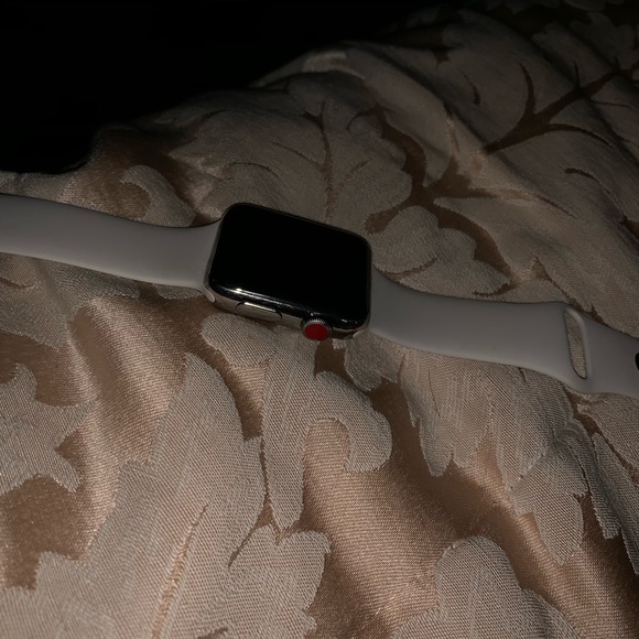 Apple Watch series 42mm 3 GPS + Cellular - Picture 2 of 3